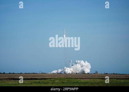 (190418) -- WALLOPS ISLAND, 18 aprile 2019 -- il razzo Antares che trasporta la navicella spaziale Cygnus decolla dalla Wallops Flight Facility della NASA a Wallops Island, Virginia, Stati Uniti, il 17 aprile 2019. Un razzo statunitense è stato lanciato mercoledì dalla Wallops Flight Facility della NASA sulla costa orientale della Virginia, trasportando carichi con la missione di rifornimento dell'agenzia spaziale per la stazione spaziale Internazionale (ISS). Il razzo Antares costruito dalla Northrop Grumman è decollato alle 4:46 PM EDT, trasportando la navicella spaziale Cygnus alla ISS. La navicella spaziale si è separata con successo dal razzo abou Foto Stock