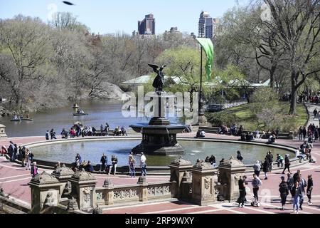 (190418) -- NEW YORK, 18 aprile 2019 (Xinhua) -- la gente visita il Central Park a New York, negli Stati Uniti, il 16 aprile 2019. Con una storia di oltre 160 anni, il Central Park è stato creato come il primo grande parco pubblico paesaggistico della nazione. È uno dei parchi più visitati negli Stati Uniti, con oltre 40 milioni di visitatori all'anno. Situato nel mezzo della vivace Manhattan e che copre un'area di 341 ettari, i suoi terreni fungono da rifugio sicuro, non solo per atleti, musicisti e passeggini, ma anche per centinaia di uccelli migratori ogni anno. (Xinhua/Wang Ying) USA-N. Foto Stock
