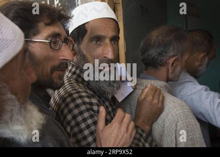 (190418) -- SRINAGAR, 18 aprile 2019 (Xinhua) -- gli elettori del Kashmir si mettono in fila per esprimere i propri voti durante la seconda fase delle elezioni generali in India, fuori da un seggio elettorale nella periferia della città di Srinagar, capitale estiva del Kashmir controllato dagli indiani, 18 aprile 2019. (Xinhua/Javed Dar) KASHMIR-SRINAGAR-ELEZIONE-SECONDA FASE PUBLICATIONxNOTxINxCHN Foto Stock