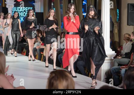 (190419) -- BUDAPEST, 19 aprile 2019 -- le modelle presentano creazioni di giovani stilisti ungheresi durante la settimana della moda di Budapest tenutasi a Budapest, in Ungheria il 18 aprile 2019. ) UNGHERIA-BUDAPEST-SETTIMANA DELLA MODA AttilaxVolgyi PUBLICATIONxNOTxINxCHN Foto Stock