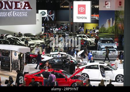 (190420) -- NEW YORK, 20 aprile 2019 (Xinhua) -- People visit the 2019 New York International Auto Show in New York, Stati Uniti, 19 aprile 2019. Il New York International Auto Show 2019, di 10 giorni, ha aperto al pubblico venerdì, introducendo nuove idee automobilistiche, innovazione tecnologica, concept car eccezionali e quasi 1.000 delle ultime auto e camion. (Xinhua/Wang Ying) U.S.-NEW YORK-AUTO SHOW PUBLICATIONxNOTxINxCHN Foto Stock