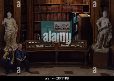 (190420) -- VIENNA, 20 aprile 2019 -- i visitatori si trovano presso la sala di Stato della Biblioteca Nazionale austriaca a Vienna, in Austria, 18 aprile 2019. La sala di Stato della Biblioteca Nazionale austriaca di Vienna è una delle più belle biblioteche antiche del mondo. Il Palazzo di Stato, ufficialmente completato nel 1730, è un tesoro di architettura barocca, con bellissimi murales in tutta la sala e 200.000 libri che si estendono dall'anno 1501 al 1850). AUSTRIA-VIENNA-BIBLIOTECA NAZIONALE-SALA DI STATO GUOXCHEN PUBLICATIONXNOTXINXCHN Foto Stock