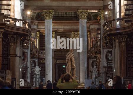 (190420) -- VIENNA, 20 aprile 2019 -- le persone visitano la sala di Stato della Biblioteca Nazionale austriaca a Vienna, in Austria, 18 aprile 2019. La sala di Stato della Biblioteca Nazionale austriaca di Vienna è una delle più belle biblioteche antiche del mondo. Il Palazzo di Stato, ufficialmente completato nel 1730, è un tesoro di architettura barocca, con bellissimi murales in tutta la sala e 200.000 libri che si estendono dall'anno 1501 al 1850). AUSTRIA-VIENNA-BIBLIOTECA NAZIONALE-SALA DI STATO GUOXCHEN PUBLICATIONXNOTXINXCHN Foto Stock