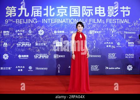 (190420) -- PECHINO, 20 aprile 2019 (Xinhua) -- l'attrice Yan Ni posa per le foto sul tappeto rosso per la cerimonia di chiusura del nono Festival internazionale del cinema di Pechino, capitale della Cina, 20 aprile 2019. (Xinhua/Zhang Yuwei) CHINA-BEIJING-INT L FILM FESTIVAL-CLOSING (CN) PUBLICATIONxNOTxINxCHN Foto Stock