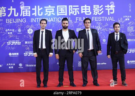 (190420) -- PECHINO, 20 aprile 2019 (Xinhua) -- i membri del cast del film qui posano per le foto sul tappeto rosso per la cerimonia di chiusura del nono Festival internazionale del cinema di Pechino, capitale della Cina, 20 aprile 2019. (Xinhua/Zhang Yuwei) CHINA-BEIJING-INT L FILM FESTIVAL-CLOSING (CN) PUBLICATIONxNOTxINxCHN Foto Stock