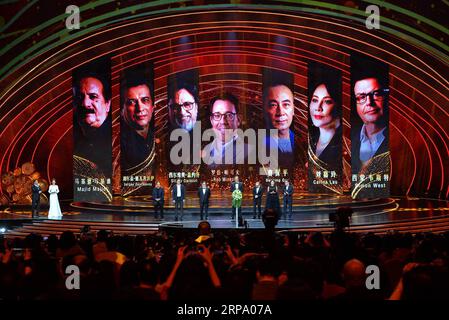 (190420) -- PECHINO, 20 aprile 2019 (Xinhua) -- i membri della giuria per il Premio Tiantan partecipano alla cerimonia di chiusura e premiazione del nono Festival internazionale del cinema di Pechino, capitale della Cina, 20 aprile 2019. (Xinhua/Jin Mamengni) CHINA-BEIJING-INT L FILM FESTIVAL-CLOSING (CN) PUBLICATIONxNOTxINxCHN Foto Stock