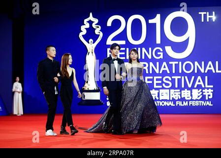 (190420) -- PECHINO, 20 aprile 2019 (Xinhua) -- i membri del cast del film Love the Way You Are Seen sul Red carpet per la cerimonia di chiusura del nono Festival internazionale del cinema di Pechino, capitale della Cina, 20 aprile 2019. (Xinhua/Shen Bohan) CHINA-BEIJING-INT L FILM FESTIVAL-CLOSING (CN) PUBLICATIONxNOTxINxCHN Foto Stock