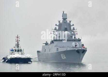 (190421) -- QINGDAO, 21 aprile 2019 (Xinhua) -- la fregata missilistica guidata della marina russa Admiral Gorshkov arriva nella città portuale di Qingdao, nella provincia dello Shandong della Cina orientale, il 21 aprile 2019, per unirsi agli eventi navali multinazionali che commemorano il 70° anniversario della fondazione della Marina militare dell'Esercito Popolare di Liberazione (PLA). Gli eventi si terranno tra il 22 e il 25 aprile e il 23 aprile si terrà una parata navale a Qingdao e nelle vicine aree marine e nello spazio aereo. (Xinhua/Zhu Zheng) CHINA-QINGDAO-NAVY PARADE-FOREIGN VESSEL-ARRIVAL (CN) PUBLICATIONxNOTxINxCHN Foto Stock