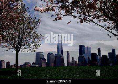 (190421) -- NEW YORK, 21 aprile 2019 -- lo skyline di Manhattan di New York è raffigurato da Jersey City, New Jersey, Stati Uniti, 21 aprile 2019. La popolazione di New York continua a diminuire più velocemente di qualsiasi altro stato, secondo i nuovi dati pubblicati di recente dall'Ufficio censimento degli Stati Uniti. Il rapporto ha rilevato che New York era solo uno dei nove stati a vedere una diminuzione della popolazione, perdendo circa 48.510 residenti tra il 1° luglio 2017 e il 1° luglio 2018. U.S.-NEW YORK-CALO DELLA POPOLAZIONE LixMuzi PUBLICATIONxNOTxINxCHN Foto Stock