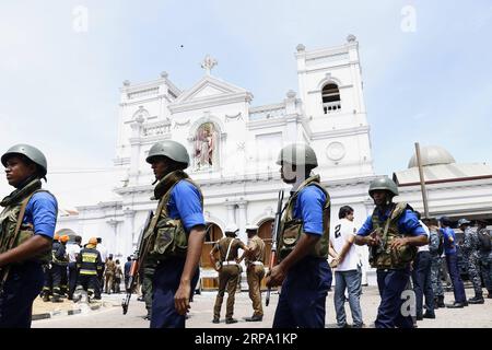 (190422) -- PECHINO, 22 aprile 2019 -- il personale di sicurezza è in guardia fuori dal St. Chiesa di Antonio, luogo di un'esplosione a Colombo, Sri Lanka, 21 aprile 2019. Esplosioni multiple hanno scosso la nazione dell'isola all'inizio della giornata. ) XINHUA FOTO DEL GIORNO A.HAPUARACHCHI PUBLICATIONXNOTXINXCHN Foto Stock