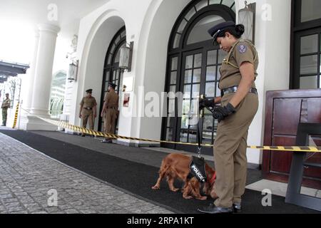 (190422) -- PECHINO, 22 aprile 2019 () -- pattuglia di polizia fuori dall'hotel Kingsbury a Colombo, Sri Lanka, 21 aprile 2019. Diverse esplosioni hanno scosso la nazione insulare all'inizio della giornata. () FOTO DEL GIORNO Xinhua PUBLICATIONxNOTxINxCHN Foto Stock