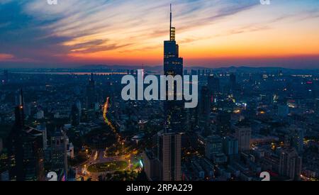 (190422) -- NANCHINO, 22 aprile 2019 (Xinhua) -- foto aerea scattata il 18 aprile 2019 mostra la vista notturna di Nanchino, capitale della provincia di Jiangsu della Cina orientale. (Xinhua/li Xiang) CHINA-JIANGSU-NANJING-SCENERY (CN) PUBLICATIONxNOTxINxCHN Foto Stock