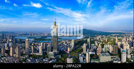 (190422) -- NANCHINO, 22 aprile 2019 (Xinhua) -- foto aerea cucita scattata il 18 aprile 2019 mostra la vista di Nanchino, capitale della provincia di Jiangsu della Cina orientale. (Xinhua/li Xiang) CHINA-JIANGSU-NANJING-SCENERY (CN) PUBLICATIONxNOTxINxCHN Foto Stock