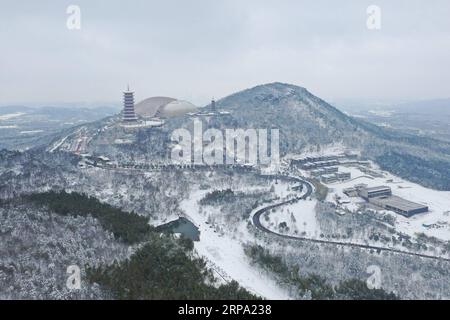 (190422) -- NANCHINO, 22 aprile 2019 (Xinhua) -- foto aerea scattata l'8 febbraio 2019 mostra lo scenario innevato nella zona turistica culturale del monte Niushou a Nanchino, capitale della provincia di Jiangsu della Cina orientale. (Xinhua/Ji Chunpeng) CHINA-JIANGSU-NANJING-SCENARIOS (CN) PUBLICATIONxNOTxINxCHN Foto Stock