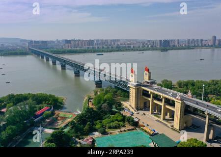 (190422) -- NANCHINO, 22 aprile 2019 (Xinhua) -- foto aerea scattata il 18 aprile 2019 mostra la vista del ponte sul fiume Yangtze di Nanchino, capitale della provincia di Jiangsu della Cina orientale. (Xinhua/li Bo) CHINA-JIANGSU-NANJING-SCENOGRAFIA (CN) PUBLICATIONxNOTxINxCHN Foto Stock