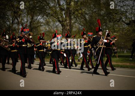 (190422) -- LONDRA, 22 aprile 2019 (Xinhua) -- Una banda militare marcia dopo che la King S Troop Royal Horse Artillery ha lanciato un saluto di pistola da 41 colpi per celebrare il 93° compleanno della regina Elisabetta II a Hyde Park di Londra, in Gran Bretagna, 22 aprile 2019. (Xinhua/Tim Ireland) BRITAIN-LONDON-QUEEN-BIRTHDAY-GUN SALUTE PUBLICATIONxNOTxINxCHN Foto Stock