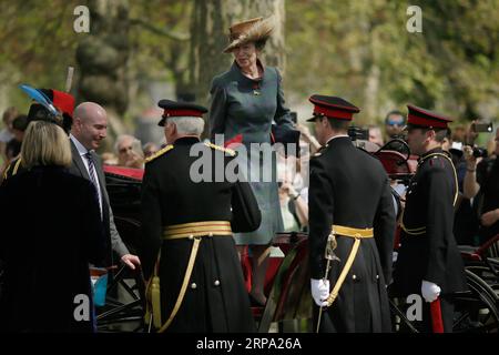 (190422) -- LONDRA, 22 aprile 2019 (Xinhua) -- la principessa britannica Anne se ne va dopo che la King S Troop Royal Horse Artillery ha sparato un saluto di pistola da 41 colpi per celebrare il 93° compleanno della regina Elisabetta II a Hyde Park di Londra, in Gran Bretagna, 22 aprile 2019. (Xinhua/Tim Ireland) BRITAIN-LONDON-QUEEN-BIRTHDAY-GUN SALUTE PUBLICATIONxNOTxINxCHN Foto Stock