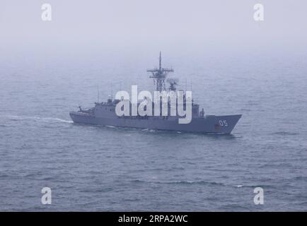 (190423) -- QINGDAO, 23 aprile 2019 -- foto aerea scattata il 23 aprile 2019 mostra la fregata della Royal Australian Navy HMAS Melbourne nelle acque al largo di Qingdao, nella provincia dello Shandong della Cina orientale. La nave era qui per una parata navale organizzata per celebrare il 70° anniversario della fondazione della Marina militare dell'Esercito Popolare di Liberazione (PLA) il martedì. CHINA-QINGDAO-PLA NAVY-70TH ANNIVERSARY-PARADE (CN) JUXZHENHUA PUBLICATIONXNOTXINXCHN Foto Stock