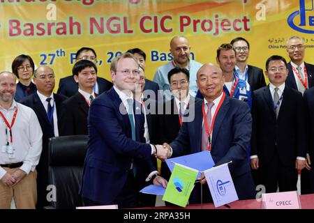 (190423) -- BASSORA (IRAQ), 23 aprile 2019 -- foto scattata il 27 febbraio 2019 mostra i funzionari della Basrah gas Company e della China Petroleum Engineering and Construction Corporation (CPECC) che partecipano a una cerimonia per firmare un accordo di cooperazione nella provincia meridionale di Bassora, Iraq. Attraverso la Belt and Road Initiative, la società cinese può offrire supporto finanziario, tecnico e competenze al governo iracheno nella ricostruzione dei giacimenti petroliferi e nell'aumento della produzione, ha dichiarato Wang Xianghui, direttore di progetto di Rumaila in China Petroleum Engineering and Construction Corporation (CPECC). ) PER ANDARE CON L'IMPRESA Foto Stock