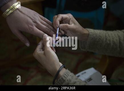 (190423) -- SRINAGAR, 23 aprile 2019 (Xinhua) -- Un dito degli elettori è marcato in una sede elettorale nel villaggio di Brimar nel distretto di Anantnag, a circa 80 km a sud di Srinagar, la capitale estiva del Kashmir controllato dagli indiani, il 23 aprile 2019. Il voto è iniziato martedì nel distretto di Anantnag del Kashmir controllato dagli indiani durante la terza fase delle 17 elezioni generali in India. (Xinhua/Javed Dar) KASHMIR-SRINAGAR-ELEZIONI GENERALI INDIANE PUBLICATIONxNOTxINxCHN Foto Stock