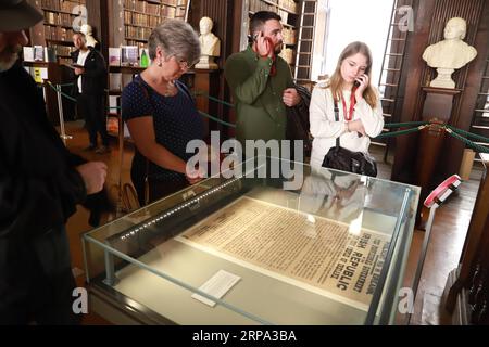 (190423) -- DUBLINO, 23 aprile 2019 () -- la gente vede una copia della proclamazione della Repubblica d'Irlanda del 1916 esposta nella Biblioteca del Trinity College di Dublino, Irlanda, in occasione della giornata mondiale del libro, 23 aprile 2019. Centinaia di residenti locali e turisti visitarono la Biblioteca del Trinity College di Dublino in occasione della giornata mondiale del libro, che cade il 23 aprile di ogni anno. () IRELAND-DUBLIN-TRINITY COLLEGE LIBRARY-WORLD BOOK DAY XINHUA PUBLICATIONXNOTXINXCHN Foto Stock