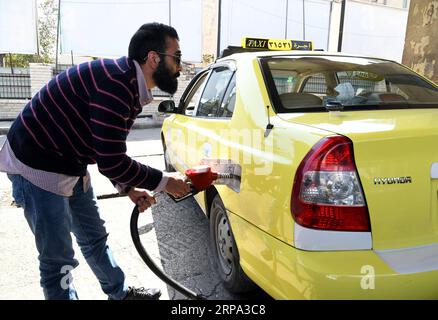 (190423) -- DAMASCO, 23 aprile 2019 -- Un siriano riempie un taxi con benzina in una stazione di servizio a Damasco, Siria, il 23 aprile 2019. Decine di camion di carburante hanno raggiunto le aree governative provenienti dalla regione curda nel nord-est della Siria, in un'acuta carenza di carburante nel paese, un monitoraggio di guerra riportato martedì. La crisi del carburante è il risultato delle rinnovate sanzioni statunitensi contro la Siria, che sono state inasprite attraverso l'ultima serie di sanzioni imposte al paese nel marzo del 2019. ) SIRIA-DAMASCO-STAZIONE DI SERVIZIO-FUEL SHORTAGE AMMARXSAFARJALANI PUBLICATIONXNOTXINXCHN Foto Stock