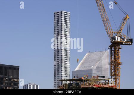 (190423) -- NEW YORK, 23 aprile 2019 -- il grattacielo residenziale 432 Park Avenue è visto dalla sede delle Nazioni Unite a New York, 23 aprile 2019. ) U.S.-NEW YORK-REAL ESTATE LixMuzi PUBLICATIONxNOTxINxCHN Foto Stock