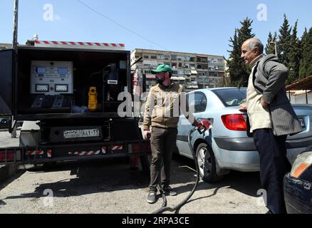 (190423) - DAMASCO, 23 aprile 2019 - i siriani riempiono le loro auto con benzina in una stazione di servizio a Damasco, Siria, il 23 aprile 2019. Decine di camion di carburante hanno raggiunto le aree governative provenienti dalla regione curda nel nord-est della Siria, in un'acuta carenza di carburante nel paese, un monitoraggio di guerra riportato martedì. La crisi del carburante è il risultato delle rinnovate sanzioni statunitensi contro la Siria, che sono state inasprite attraverso l'ultima serie di sanzioni imposte al paese nel marzo del 2019. ) SIRIA-DAMASCO-STAZIONE DI SERVIZIO-FUEL SHORTAGE AMMARXSAFARJALANI PUBLICATIONXNOTXINXCHN Foto Stock