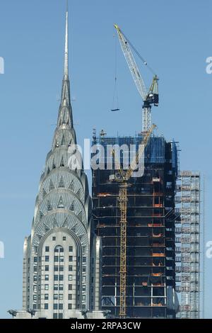 (190423) -- NEW YORK, 23 aprile 2019 -- il Chrysler Building (L) e One Vanderbilt, un grattacielo in costruzione, sono visibili dalla sede delle Nazioni Unite a New York, 23 aprile 2019. ) U.S.-NEW YORK-REAL ESTATE LixMuzi PUBLICATIONxNOTxINxCHN Foto Stock