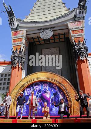 (190424) -- LOS ANGELES, 24 aprile 2019 (Xinhua) -- attori Chris Hemsworth, Chris Evans, Robert Downey Jr., attrice Scarlett Johansson, attori Mark Ruffalo, Jeremy Renner (da L a R) assiste alla loro cerimonia di stampa nel piazzale del TCL Chinese Theater di Los Angeles, negli Stati Uniti, 23 aprile 2019. Il cast di Marvel Studios Avengers: Endgame, tra cui Robert Downey Jr., Chris Evans, Mark Ruffalo, Chris Hemsworth, Scarlett Johansson, e Jeremy Renner, insieme al presidente dei Marvel Studios Kevin Feige, ha ricevuto uno dei più antichi riconoscimenti di Hollywood questo martedì, per firmare i loro nomi e metterli Foto Stock