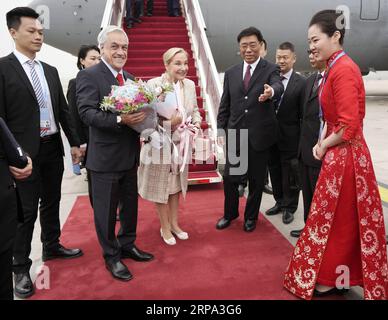 (190424) -- PECHINO, 24 aprile 2019 -- il presidente cileno Sebastian Pinera arriva a Pechino, capitale della Cina, il 24 aprile 2019, per fare una visita di stato in Cina e partecipare al secondo Belt and Road Forum for International Cooperation (BRF). ) (BRF)CINA-PECHINO-CINTURA E STRADA FORUM-PRESIDENTE CILENO-ARRIVO (CN) CAIXYANG PUBLICATIONXNOTXINXCHN Foto Stock