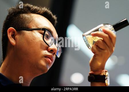 (190424) -- PECHINO, 24 aprile 2019 (Xinhua) -- Chen Yu vede un prodotto in un negozio di olio essenziale a Bangkok, Thailandia, 26 maggio 2016. Dopo essersi laureato all'Università di studi stranieri di Guangdong nel 2009, Chen Yu ha lavorato in una società a Bangkok. Quando Chen ha appreso che le richieste dei consumatori cinesi di materie prime provenienti dalla Thailandia sono in crescita, si è dimesso dal suo incarico nel 2014 e ha fatto ritorno a Ningbo, nella provincia dello Zhejiang della Cina orientale, per lanciare un'impresa commerciale con i suoi partner commerciali. Più tardi Chen stabilì legami di cooperazione con un noto marchio di olio essenziale in Thailandia e vinse come generi Foto Stock