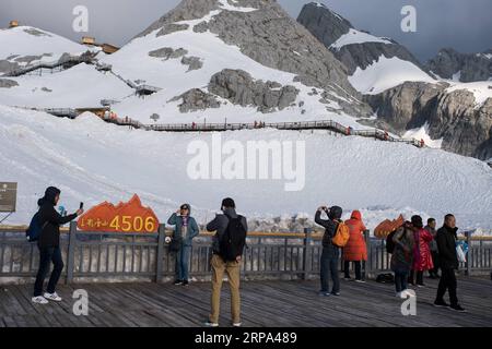 (190424) -- LIJIANG, 24 aprile 2019 (Xinhua) -- i turisti visitano la montagna delle nevi di Yulong nella città di Lijiang, nella provincia dello Yunnan della Cina sud-occidentale, 21 aprile 2019. Secondo le autorità locali, il turismo ha iniziato a scaldarsi quando è stato lanciato un servizio ferroviario più veloce tra Lijiang e la capitale provinciale Kunming all'inizio del 2019. Durante la prima stagione, Lijiang ha accolto 12,325 milioni di arrivi e ha registrato un fatturato totale di 25,637 miliardi di yuan, rispettivamente in crescita del 21,5% e del 15,13% rispetto all'anno precedente. (Xinhua/Hu Chao) CHINA-YUNNAN-LIJIANG-TOURISM (CN) PUBLICATIONxNOTxINxCHN Foto Stock