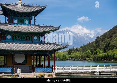 (190424) -- LIJIANG, 24 aprile 2019 (Xinhua) -- i turisti visitano il parco Heilongtan a Lijiang, nella provincia dello Yunnan della Cina sud-occidentale, 22 aprile 2019. Secondo le autorità locali, il turismo ha iniziato a scaldarsi quando è stato lanciato un servizio ferroviario più veloce tra Lijiang e la capitale provinciale Kunming all'inizio del 2019. Durante la prima stagione, Lijiang ha accolto 12,325 milioni di arrivi e ha registrato un fatturato totale di 25,637 miliardi di yuan, rispettivamente in crescita del 21,5% e del 15,13% rispetto all'anno precedente. (Xinhua/Hu Chao) CHINA-YUNNAN-LIJIANG-TOURISM (CN) PUBLICATIONxNOTxINxCHN Foto Stock