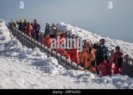 (190424) -- LIJIANG, 24 aprile 2019 (Xinhua) -- i turisti visitano la montagna delle nevi di Yulong nella città di Lijiang, nella provincia dello Yunnan della Cina sud-occidentale, 21 aprile 2019. Secondo le autorità locali, il turismo ha iniziato a scaldarsi quando è stato lanciato un servizio ferroviario più veloce tra Lijiang e la capitale provinciale Kunming all'inizio del 2019. Durante la prima stagione, Lijiang ha accolto 12,325 milioni di arrivi e ha registrato un fatturato totale di 25,637 miliardi di yuan, rispettivamente in crescita del 21,5% e del 15,13% rispetto all'anno precedente. (Xinhua/Hu Chao) CHINA-YUNNAN-LIJIANG-TOURISM (CN) PUBLICATIONxNOTxINxCHN Foto Stock