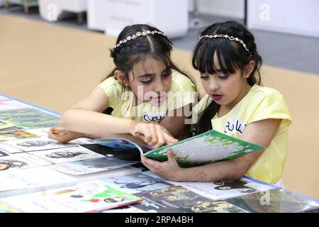 (190424) -- ABU DHABI, 24 aprile 2019 (Xinhua) -- le ragazze leggono libri esposti alla 29a edizione dell'Abu Dhabi International Book Fair, ad Abu Dhabi, negli Emirati Arabi Uniti (UAE), 24 aprile 2019. La 29esima edizione della Fiera Internazionale del Libro di Abu Dhabi è iniziata mercoledì presso l'Abu Dhabi National Exhibition Centre, con oltre 500.000 titoli in mostra. (Xinhua/su Xiaopo) UAE-ABU DHABI-INT L BOOK FAIR-OPENING PUBLICATIONxNOTxINxCHN Foto Stock