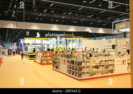 (190424) -- ABU DHABI, 24 aprile 2019 (Xinhua) -- la foto scattata il 24 aprile 2019 mostra la 29a edizione dell'Abu Dhabi International Book Fair, ad Abu Dhabi, negli Emirati Arabi Uniti (Emirati Arabi Uniti). La 29esima edizione della Fiera Internazionale del Libro di Abu Dhabi è iniziata mercoledì presso l'Abu Dhabi National Exhibition Centre, con oltre 500.000 titoli in mostra. (Xinhua/su Xiaopo) UAE-ABU DHABI-INT L BOOK FAIR-OPENING PUBLICATIONxNOTxINxCHN Foto Stock