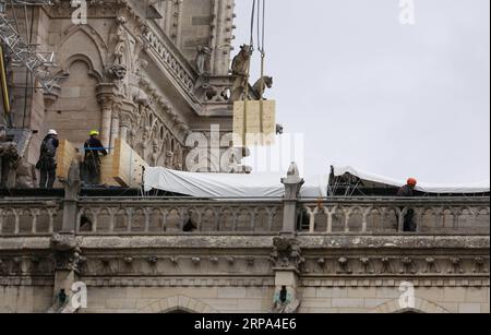 (190425) -- PARIGI, 25 aprile 2019 (Xinhua) -- i lavoratori installano teloni temporanei per proteggere la cattedrale di Notre-Dame dai danni causati dalla pioggia a Parigi, capitale della Francia, 24 aprile 2019. (Xinhua/Gao Jing) FRANCE-PARIS-NOTRE-DAME CATHEDRAL-RAIN-PROTECTION PUBLICATIONxNOTxINxCHN Foto Stock