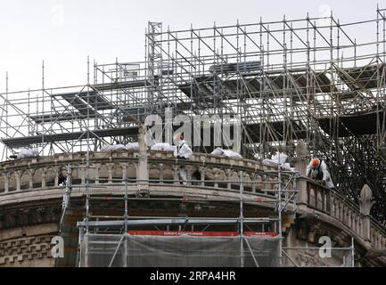 (190425) -- PARIGI, 25 aprile 2019 (Xinhua) -- i lavoratori sono visti in cima alla cattedrale bruciata di Notre-Dame a Parigi, capitale della Francia, 24 aprile 2019. Il responsabile del controllo dell'allarme antincendio non è andato nel posto giusto dopo che la cattedrale di Notre-Dame nel centro di Parigi ha preso fuoco il 15 aprile, il canale di notizie francese BFMTV ha riferito mercoledì, citando una fonte vicina all'indagine. Il primo allarme è stato attivato alle 18:20 ora locale del 15 aprile, secondo il rapporto. Il secondo allarme suonò 20 minuti dopo, ma era già troppo tardi da quando l'incendio ha iniziato a diffondersi. In un altro sviluppo Foto Stock