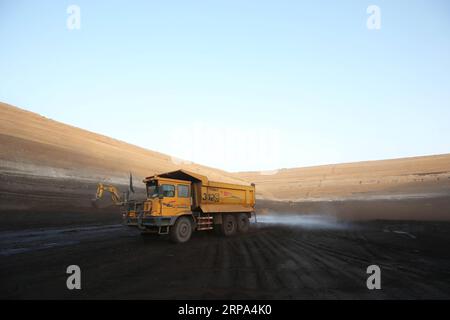 (190425) -- ISLAMABAD, 25 aprile 2019 (Xinhua) -- Un camion con impianto sprinkler lavora nel blocco II del giacimento di carbone di Thar nell'ambito del corridoio economico Cina-Pakistan nella provincia di Sindh meridionale del Pakistan il 3 aprile 2019. (Xinhua/Liu Tian) (BRF) Xinhua titoli: Il progetto Cina-Pakistan dimostra un vero cambiamento di gioco per le donne locali PUBLICATIONxNOTxINxCHN Foto Stock