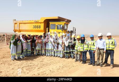 (190425) -- ISLAMABAD, 25 aprile 2019 (Xinhua) -- camionisti femminili posano per una foto di gruppo con membri del personale davanti a un camion nel blocco II del campo di carbone di Thar, nell'ambito del corridoio economico Cina-Pakistan nella provincia di Sindh meridionale del Pakistan, 4 aprile 2019. (Xinhua/Liu Tian) (BRF) Xinhua titoli: Il progetto Cina-Pakistan dimostra un vero cambiamento di gioco per le donne locali PUBLICATIONxNOTxINxCHN Foto Stock