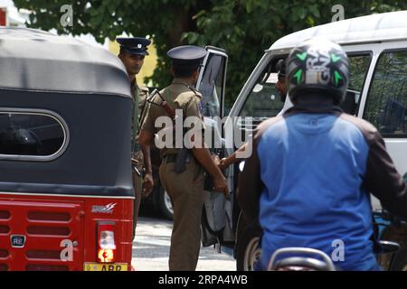 (190425) -- COLOMBO, 25 aprile 2019 -- poliziotti pattugliano per strada a Colombo, Sri Lanka, 25 aprile 2019. Colombo ha rafforzato la sua sicurezza a seguito di esplosioni multiple. ) SRI LANKA-COLOMBO-SECURITY AjithxPerera PUBLICATIONxNOTxINxCHN Foto Stock