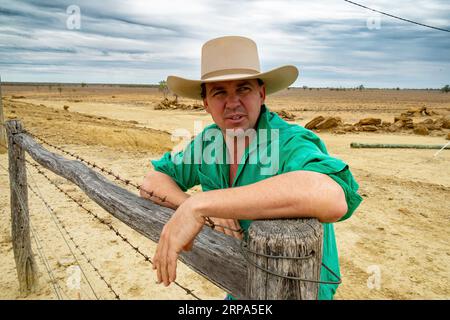Grazier, James Walker nella sua fattoria di pecore di siccità nel Queensland Foto Stock