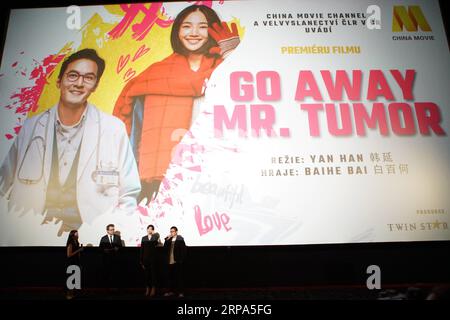 (190426) -- PRAGA, 26 aprile 2019 -- il film Go Away Mr. Tumor apre la Chinese Film Week a Praga, Repubblica Ceca, 25 aprile 2019. L'evento di una settimana è iniziato a Praga mercoledì sera, portando il popolo ceco al meglio del recente cinema cinese che spazia dall'azione al teatro, dal romanticismo e molto altro ancora. ) REPUBBLICA CECA-PRAGA-CINESE FILM WEEK DANAXKESNEROVA PUBLICATIONXNOTXINXCHN Foto Stock