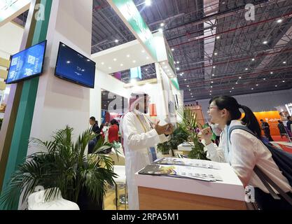 (190426) -- Pechino, 26 aprile 2019 (Xinhua) -- Un visitatore colloqui con un espositore presso lo stand di Arabia Saudita al primo China International Import Expo (CIIE) a Shanghai in Cina orientale, nov. 6, 2018. Un totale di 82 paesi e tre organizzazioni internazionali hanno mostrato le loro realizzazioni in materia di sviluppo economico e commerciale nonché i prodotti competitivi a 71 stand nel padiglione del paese per il commercio e gli investimenti in CIIE. Dalla Cambogia in Etiopia per la Georgia, economico e di zone industriali sono diventati una dimensione sempre più importante della cooperazione internazionale nel quadro Foto Stock