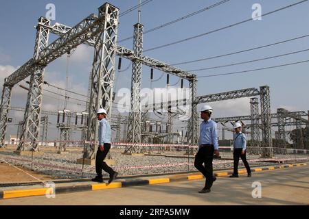 (190426) -- PECHINO, 26 aprile 2019 -- People Walk by a China-funded power transmission system in Southern Kandal province, Cambogia, 28 aprile 2016. Un sistema di trasmissione di energia finanziato dalla Cina per una lunghezza di 100 km è stato inaugurato qui giovedì dopo quattro anni di costruzione, hanno detto i funzionari. Dalla Cambogia all'Etiopia fino alla Georgia, le zone economiche e industriali sono diventate una dimensione sempre più importante della cooperazione internazionale nel quadro dell'iniziativa Belt and Road (BRI). Intervento in un sotto-forum giovedì al Second Belt and Road Forum for International C. Foto Stock