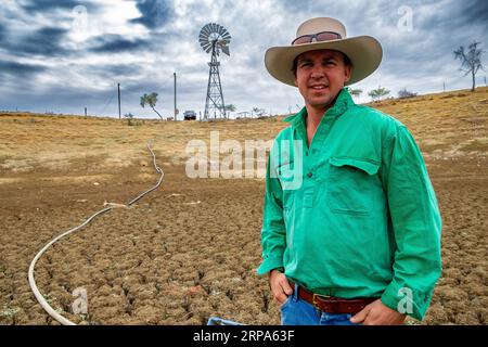 Grazier, James Walker nella sua fattoria di pecore di siccità nel Queensland Foto Stock
