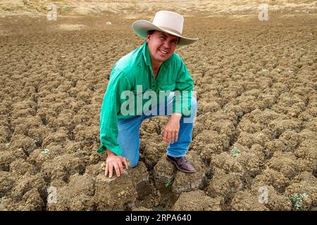 Grazier, James Walker nella sua fattoria di pecore di siccità nel Queensland Foto Stock