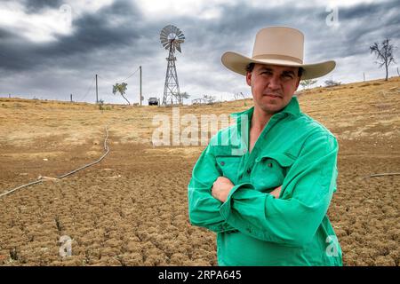 Grazier, James Walker nella sua fattoria di pecore di siccità nel Queensland Foto Stock