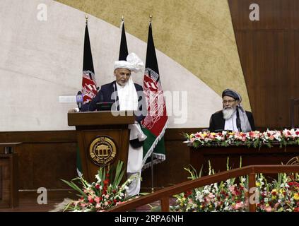 (190427) -- AFGHANISTAN, 27 aprile 2019 -- il presidente afghano Mohammad Ashraf Ghani (L) interviene durante l'inaugurazione del nuovo parlamento del paese a Kabul, capitale dell'Afghanistan, 26 aprile 2019. Mohammad Ashraf Ghani ha formalmente inaugurato il nuovo parlamento venerdì. È stato il terzo parlamento afghano dal crollo del regime talebano alla fine del 2001 e il diciassettesimo parlamento nella storia del paese. AFGHANISTAN-KABUL-INAUGURAZIONE-NUOVO PARLAMENTO XinhuaxKabul PUBLICATIONxNOTxINxCHN Foto Stock